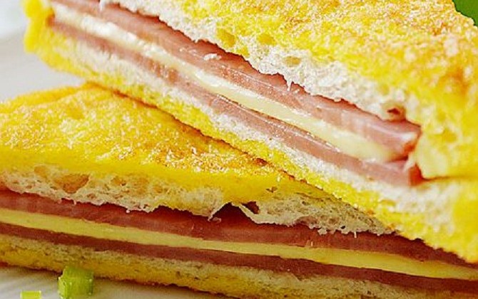 Sandwich kẹp giăm bông chiên giòn nóng hổi