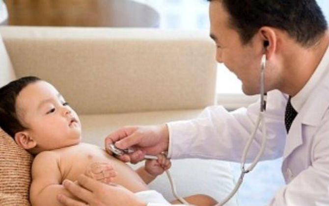 Tư vấn: Bé bị rốn lồi phải làm sao?