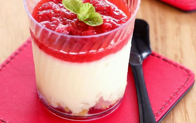 Thưởng thức cheesecake dâu tây cực lạ trong chiếc ly xinh xắn