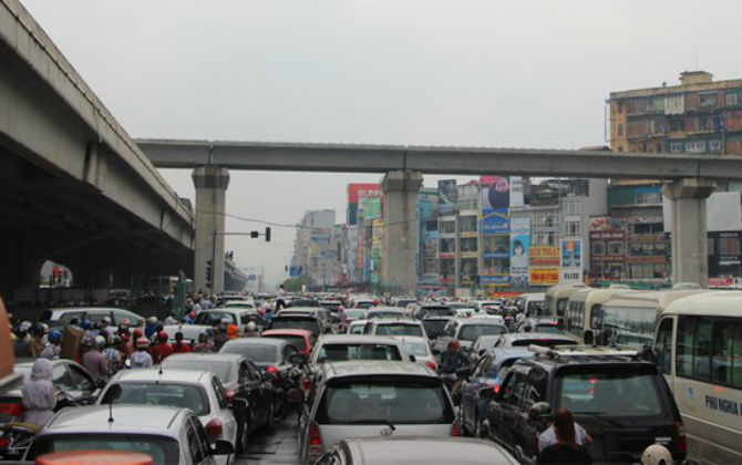 Ùn tắc nghiêm trọng sau cơn mưa sáng 8/10