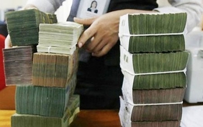 Gửi tiền ngân hàng hay đầu tư vàng hấp dẫn hơn?
