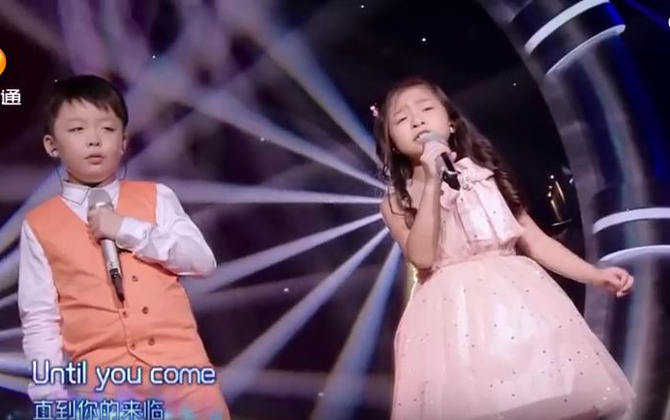 Màn song ca "You raise me up" cực xúc động của 2 em bé