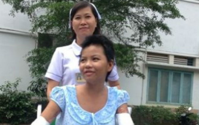 Nụ cười ngày ra viện của cô bé từng bị mẹ dùng xăng đốt 