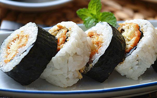 Tường tận cách làm kimbap cuộn ruốc quẩy cực lạ cực ngon 