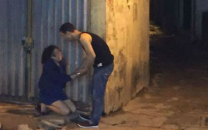 Chàng trai đánh cô gái túi bụi trên phố trong đêm tối