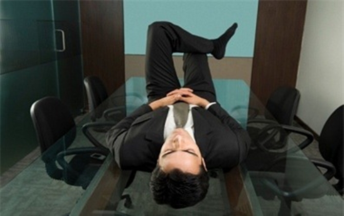 Muôn kiểu ngủ trưa chốn công sở