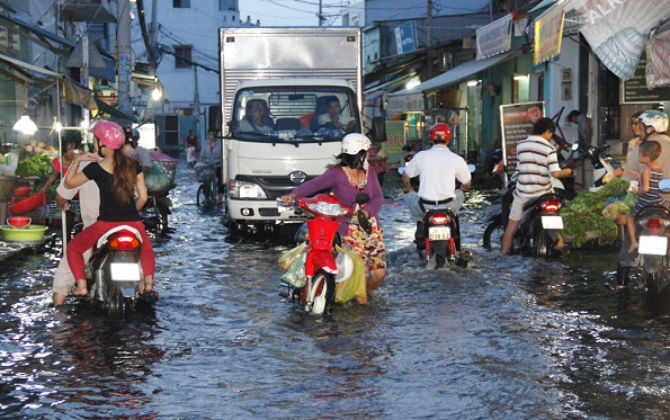 Triều cường đạt đỉnh ở Tp.HCM, người dân bì bõm lội nước