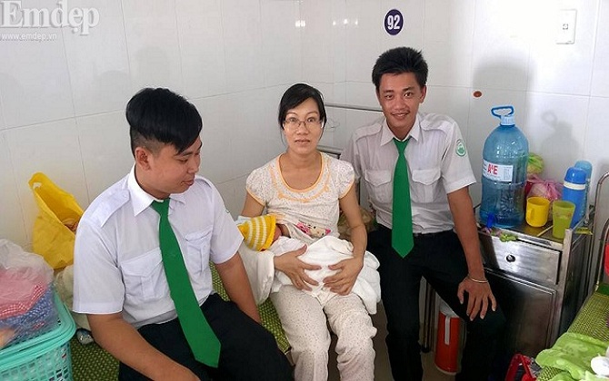 Hai tài xế taxi thành "ông đỡ đẻ" bất đắc dĩ giữa đường