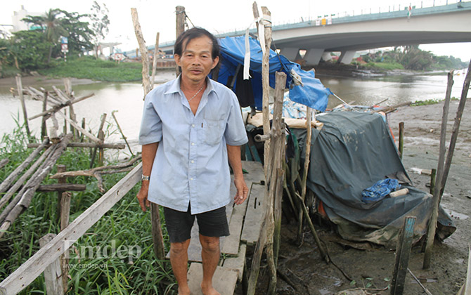 Mơ ước có một ngôi nhà của vợ chồng sống trong thuyền rách