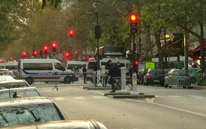 1 đêm sau vụ khủng bố kinh hoàng, Paris vắng lặng khác thường