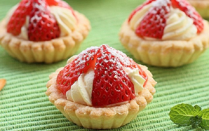 Cách làm bánh tart dâu tây phết kem cực nhanh