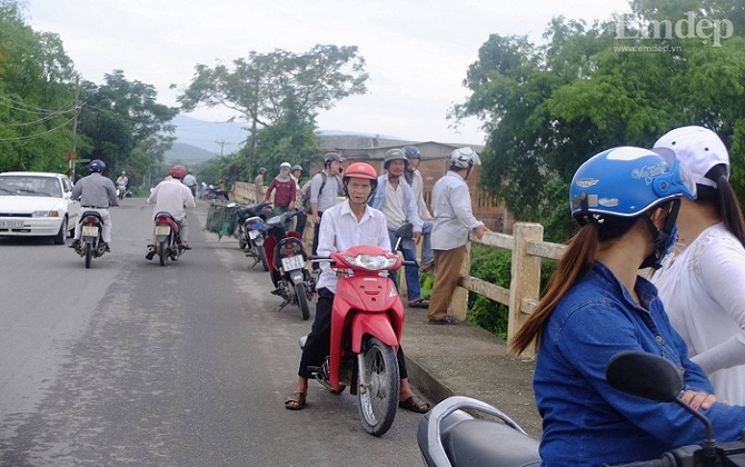 Cô gái thuê taxi lên cầu rồi nhảy sông tự tử