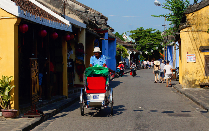 Đẹp bình yên những vòng quay xích lô phố Hội