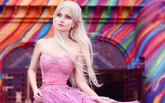 Cô nàng người thật giống hệt búp bê Barbie khiến ai cũng nhìn nhầm