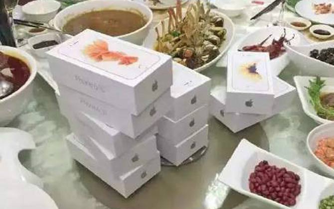 Doanh nhân tặng bạn cũ mỗi người một chiếc iPhone 6S 