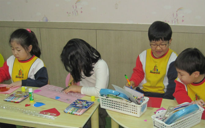 Gửi con ở những điểm giữ trẻ tự phát: Chuyên gia nói gì?