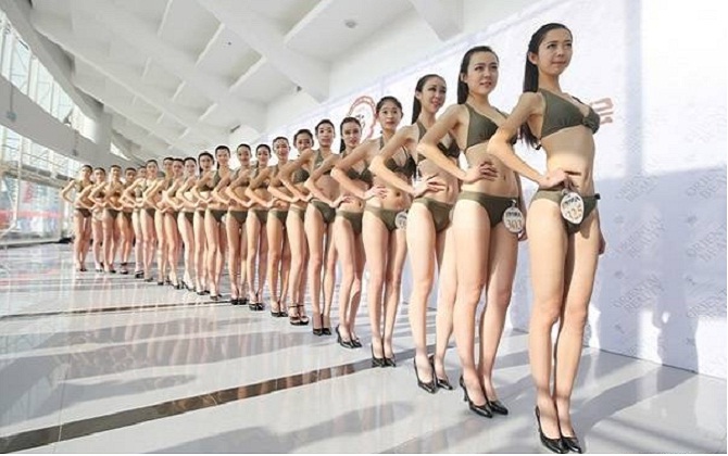 Ngắm 1.000 cô gái da trắng dáng chuẩn mặc bikini thi tuyển tiếp viên hàng không