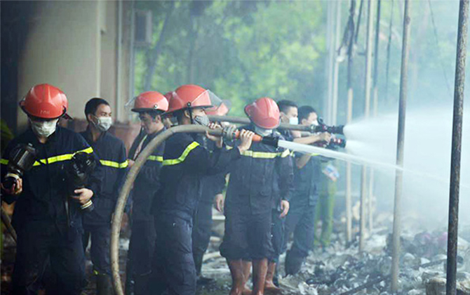 Hiện trường tan hoang sau vụ cháy kho hàng ở Hà Nội