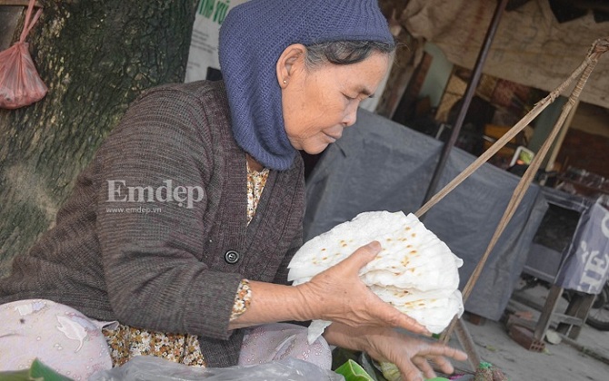 Cụ bà nói tiếng Anh siêu đẳng, bán bánh nuôi chồng ốm đau