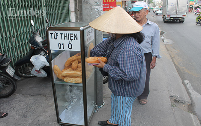 Tình người ấm áp từ thùng bánh mỳ miễn phí ở Tp.HCM