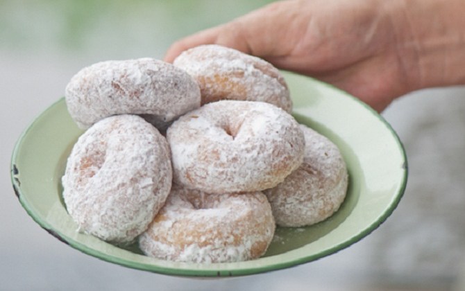 Tự làm bánh doughnut bọc đường siêu dễ