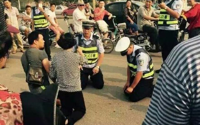 Clip con trai vi phạm luật giao thông, mẹ già quỳ lạy xin tha gây phẫn nộ