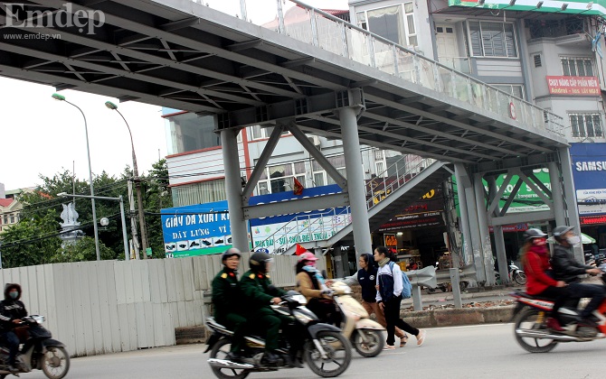Người đi bộ vi phạm luật giao thông: Hết hồn kiểu sang đường "giỡn mặt" tử thần