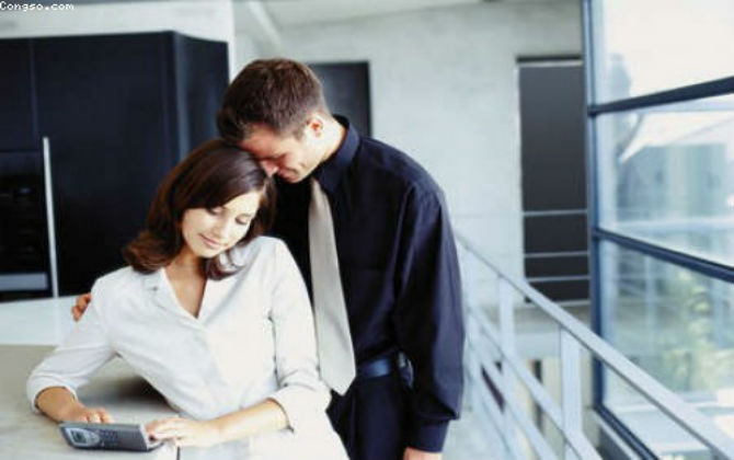 Rụng rời khi chồng “chính chuyên” cũng có “tình công sở”