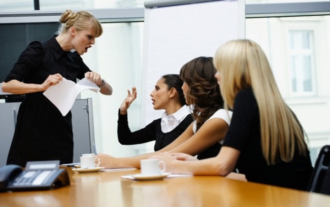 Ấm ức, căng thẳng vì trưởng phòng có tính trù dập