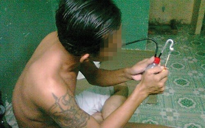 Thanh niên cố tình “đập đá” để được ngồi tù vì lý do "khó đỡ"