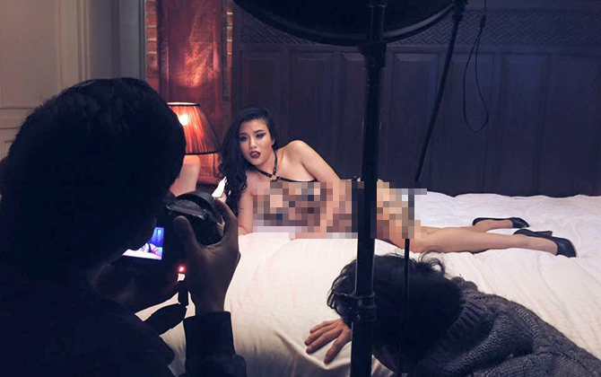 Hot girl Linh Miu tung ảnh hậu trường phản cảm "không còn gì để nói"