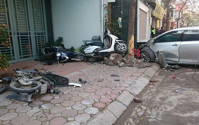 Tranh cãi gay gắt ai lái xe Camry đâm chết 3 người
