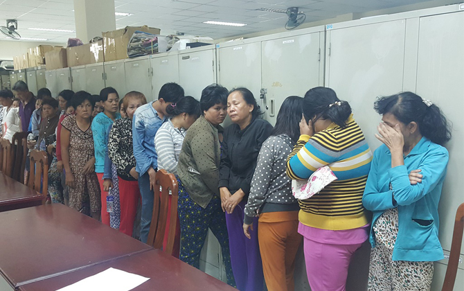 Bắt quả tang gần 20 “quý bà” say sưa sát phạt trong nhà kho tại Tp.HCM