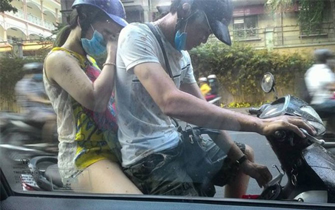 Đôi bạn trẻ "thất kinh" khi bị túi nôn "phi thẳng" vào người