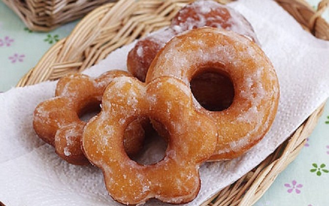 Tự làm bánh rán doughnut ngon, không cần lò nướng