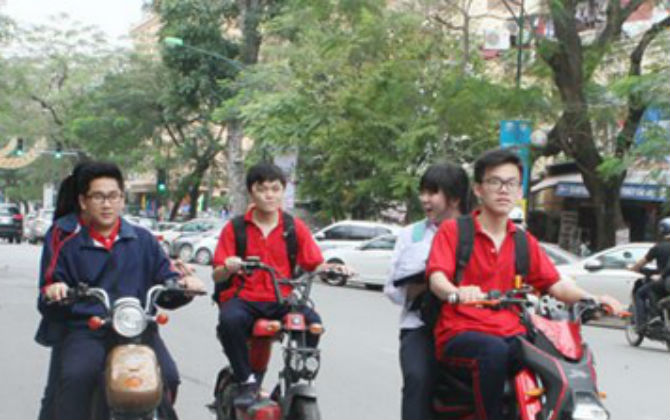 Buộc nghỉ học 1 tuần khi vi phạm ATGT nhiều lần: Phụ huynh "sốt sắng" tranh cãi