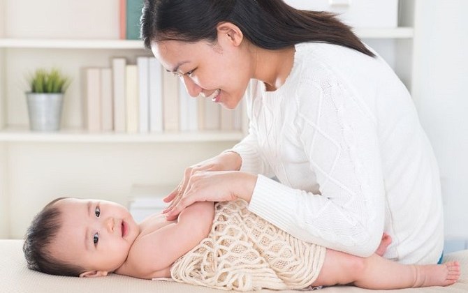 Lợi ích không ngờ và các kĩ thuật mát xa chuẩn cho bé sơ sinh