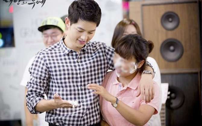 Hành động của Song Joong Ki tại sân bay khiến fan "dậy sóng"