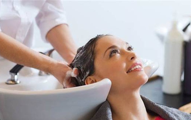 Mang họa vì sở thích gội đầu, làm nail ngoài tiệm