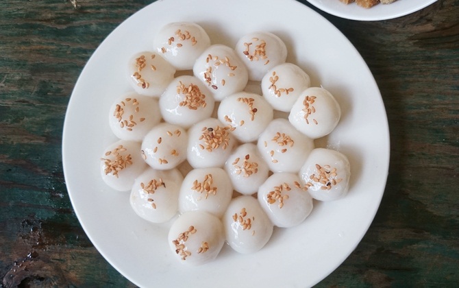Làm bánh trôi truyền thống cho ngày Tết Hàn thực