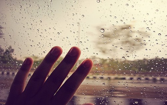 Em lặng im và anh cũng lặng thinh