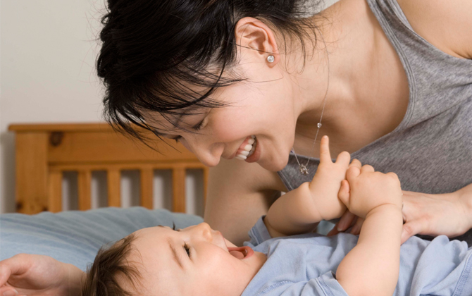 Những trò chơi phát triển trí tuệ cho bé trong tháng đầu tiên chào đời