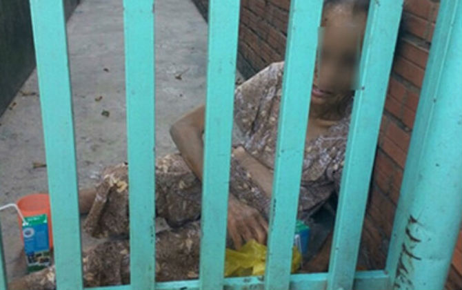 Con gái đánh mẹ già 70 tuổi dã man vì "mẹ ngu"