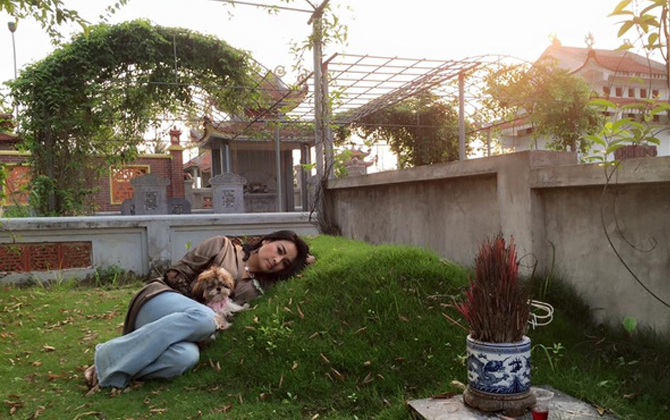 Hình ảnh gục bên mộ cha của ca sĩ Thanh Lam khiến nhiều người rơi lệ
