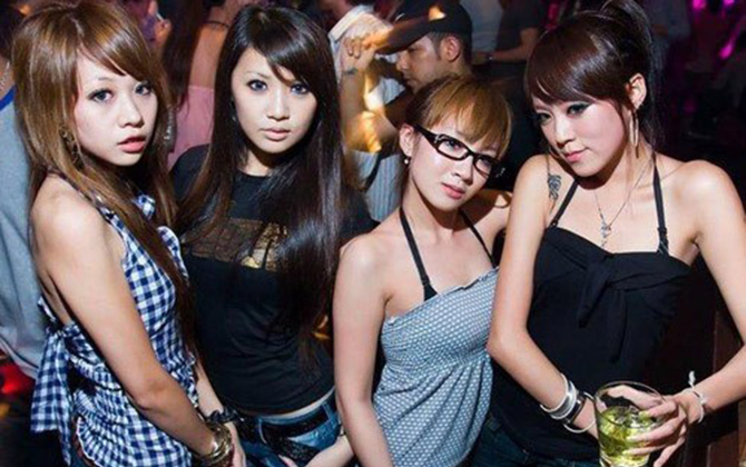 Cầm 120 ngàn đi hẹn hò với gái xinh, thanh niên bị gọi là "giẻ rách"