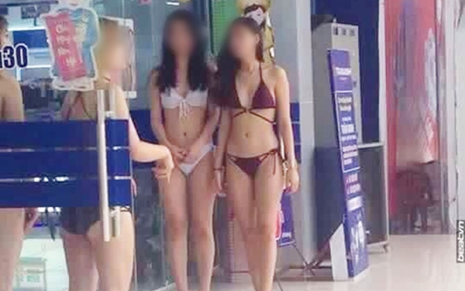 Mặc bikini ở siêu thị điện máy: Phản cảm hay không?