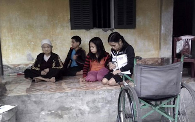 Người mẹ lầm lũi nuôi 3 con gái thiểu năng trí tuệ