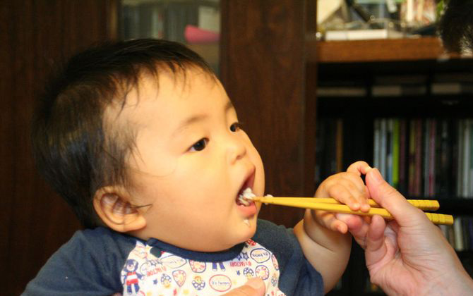 Những thực phẩm nên "cấm tiệt" trẻ nhỏ trước khi đi ngủ