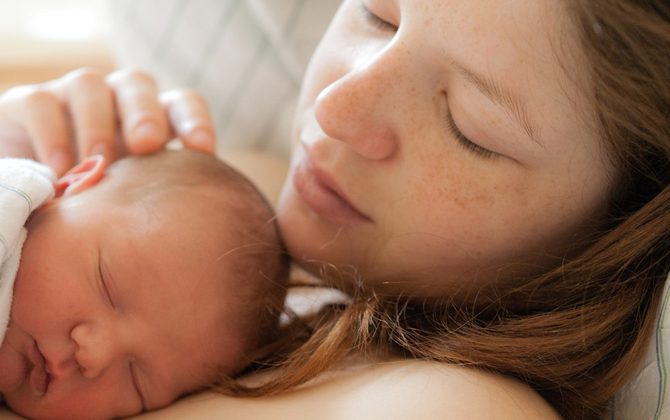 Chăm sóc vết rạch tầng sinh môn cho mẹ sau sinh