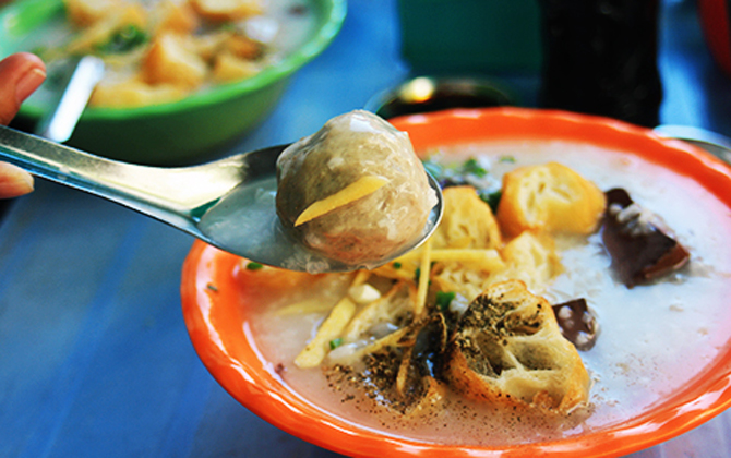 Đến Sài Gòn, nhớ ghé quán cháo bò viên 20 năm tuổi 